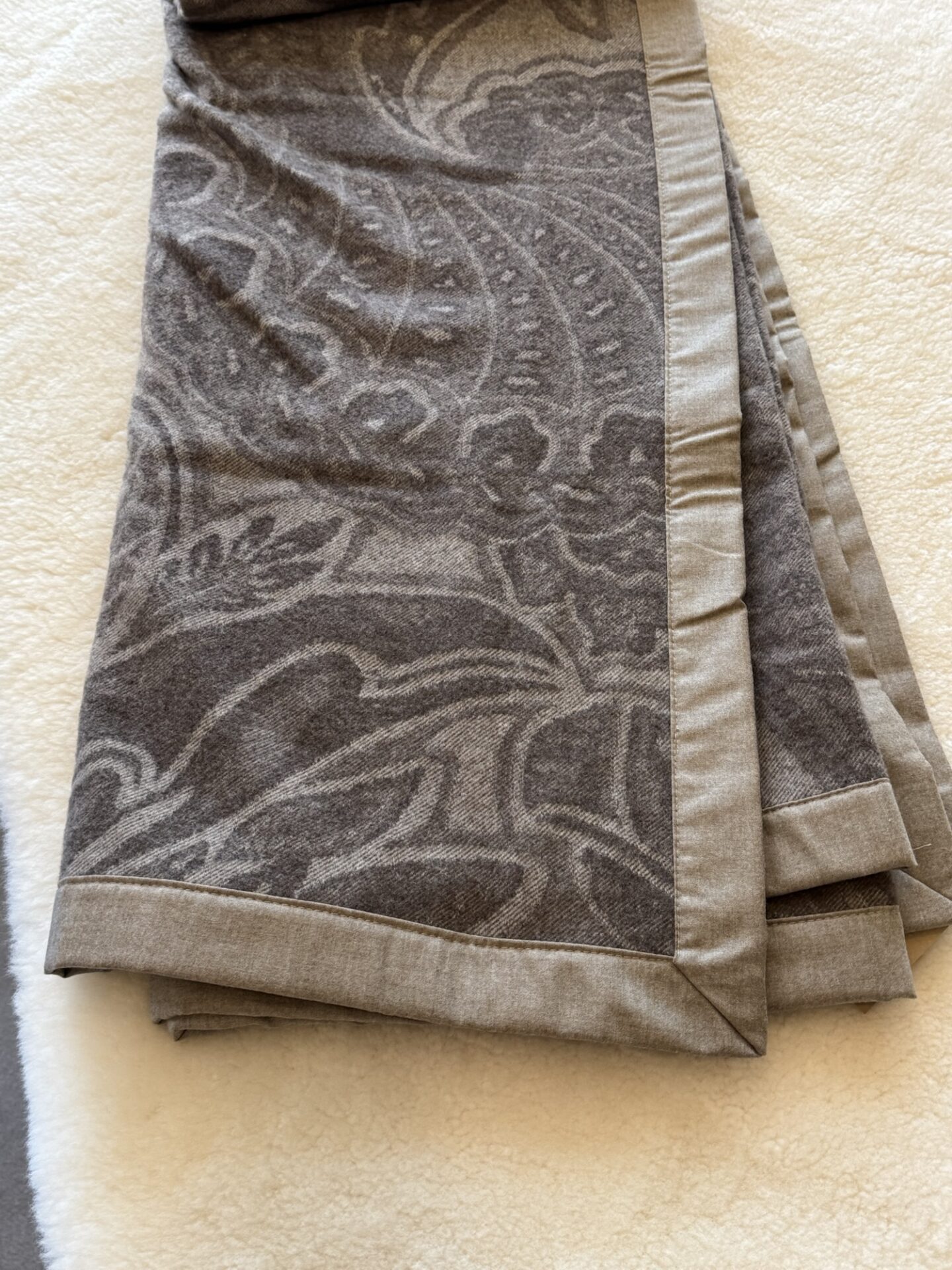 羽毛ふとんの“名脇役”。でも、主役にもなる毛布の話