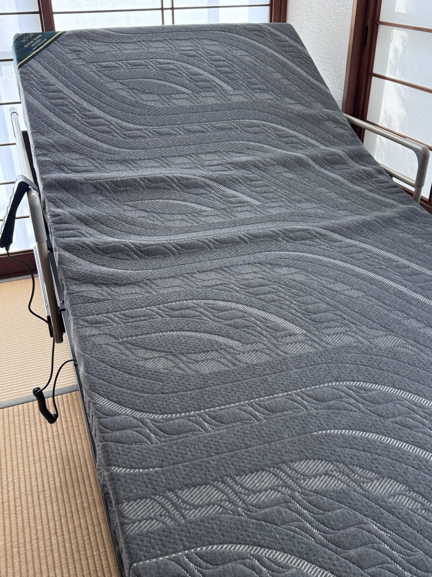 お父様のために選ばれた電動ベッドと15cmマットレス｜起き上がりが楽な寝具選び